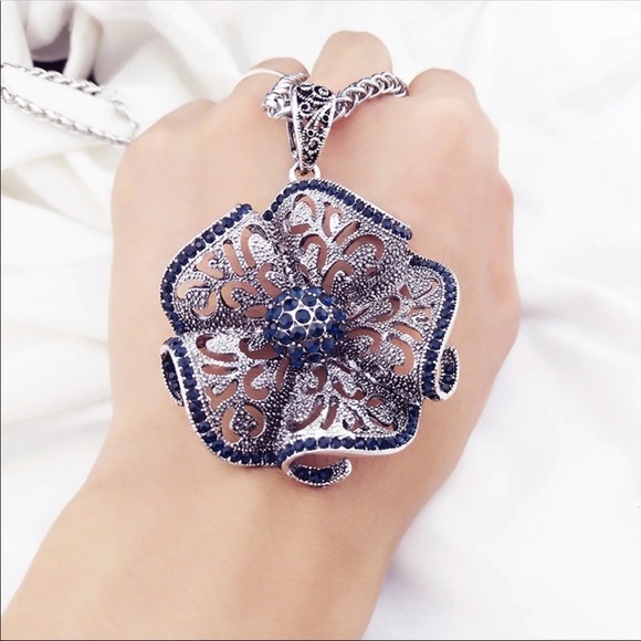 Vintage Flower Necklace - Picture 2 of 3